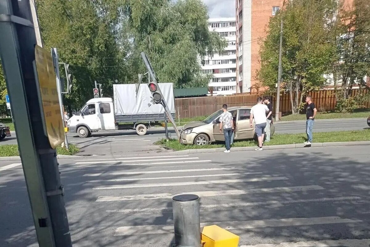"Совершено покушение на светофор": в Пскове очередное странное ДТП