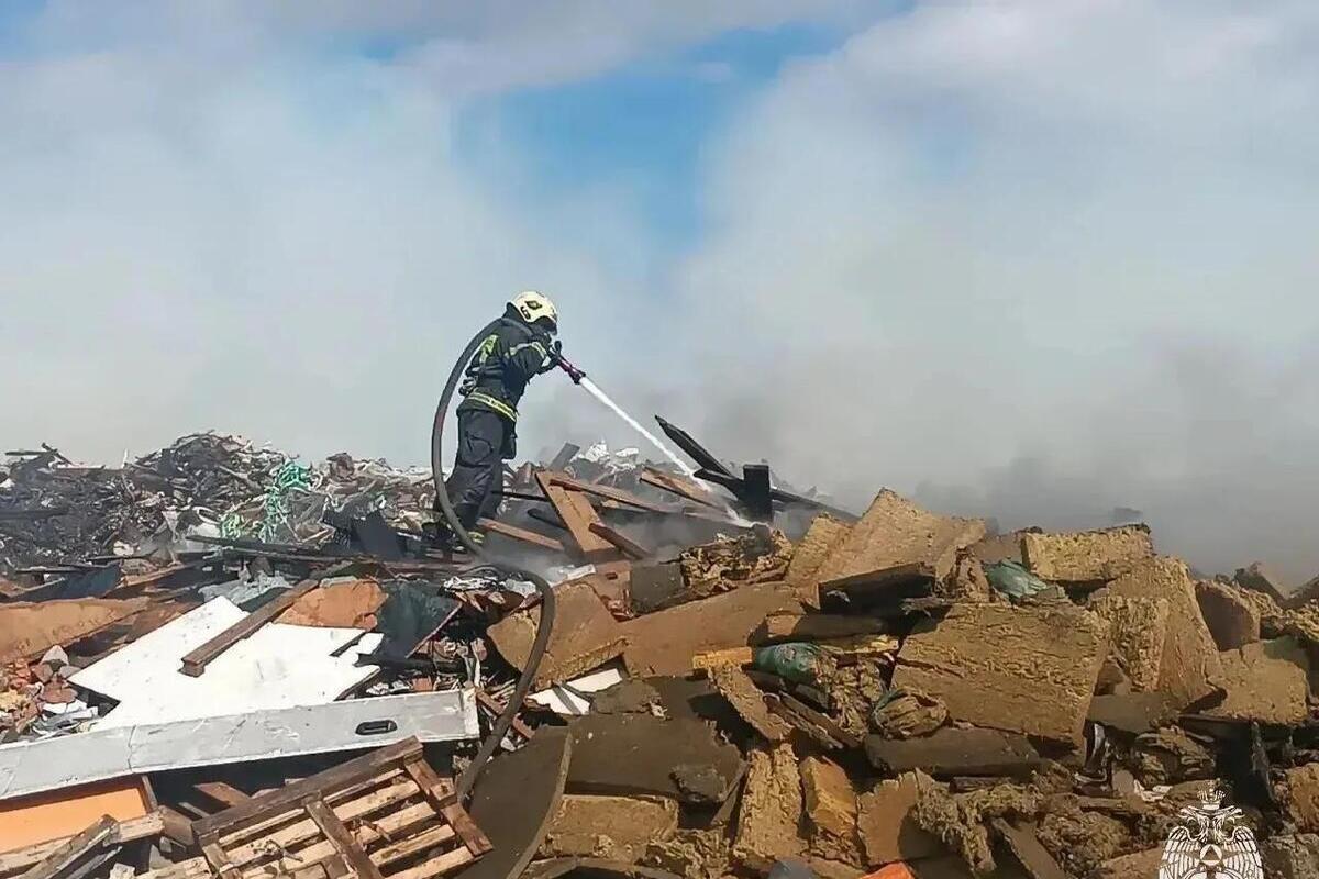 Площадь пожара на свалке в Колтушах снизили до 320 квадратных метров