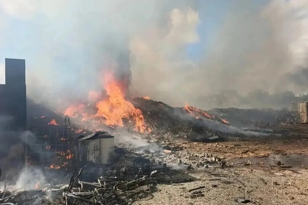 Площадь пожара на свалке в Колтушах снизили до 320 квадратных метров