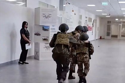 Дети с автоматами и в камуфляже разыграли сцену из зоны СВО на открытии школы 1 сентября