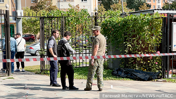 В Москве прохожий из травматики застрелил напавшего на прихожан мужчину