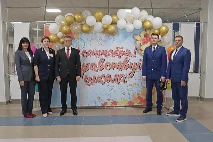 В новую школу в Новоселье на линейку пришел прокурор Ленобласти