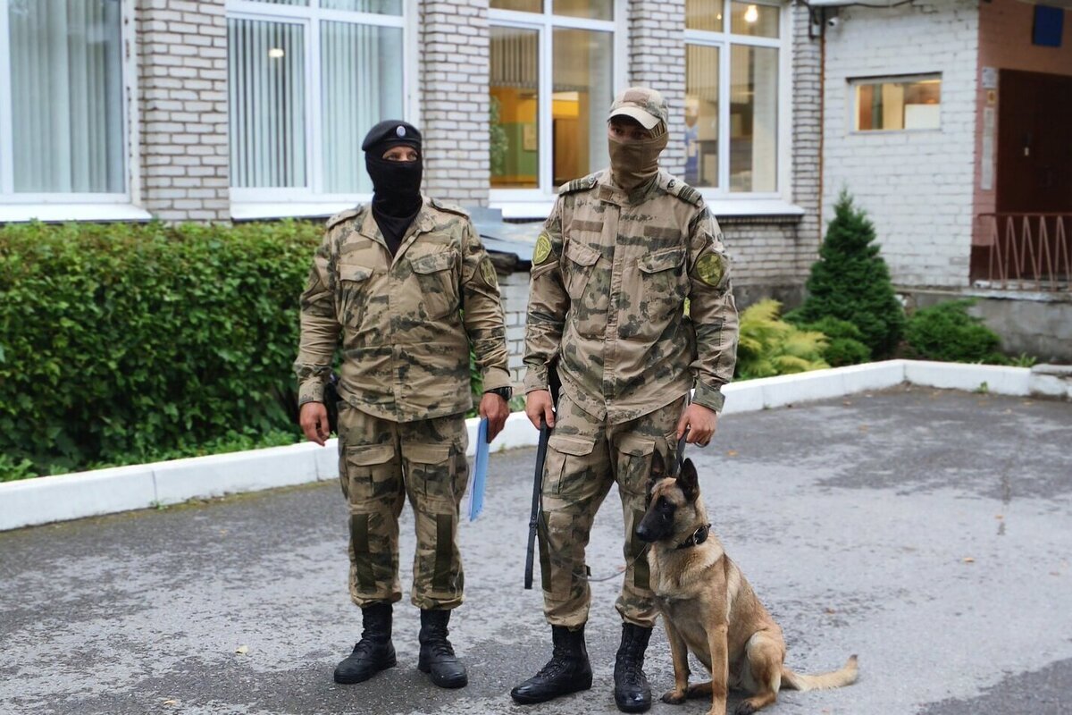 ОМОНовцы с собаками проверили безопасность школ Пскова перед линейками 1 сентября