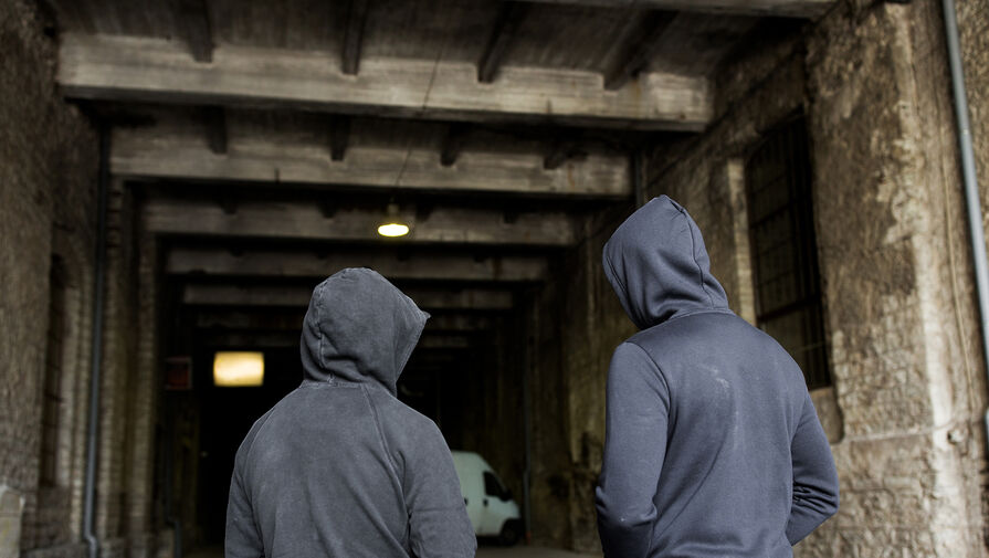 Трое подростков избили и ограбили прохожего в Петербурге