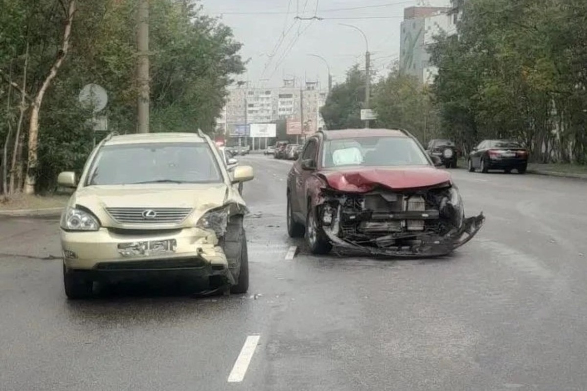 У «Хендая» отвалилась челюсть после столкновения с «Лексусом» в Мурманске