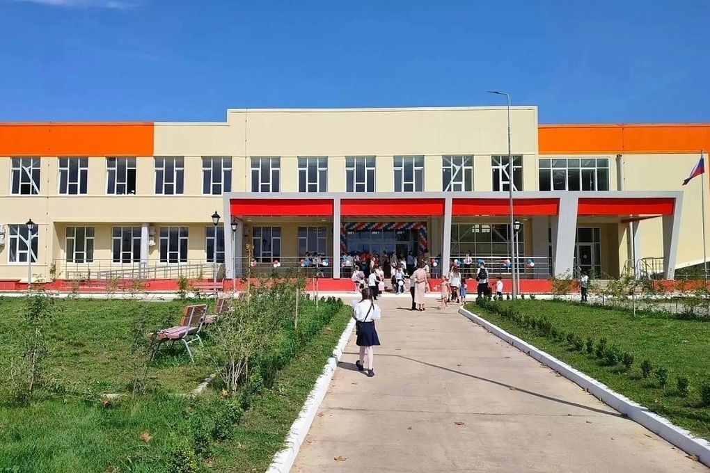 Представители Краснодара передали технику новой школе для детей военных в Абхазии