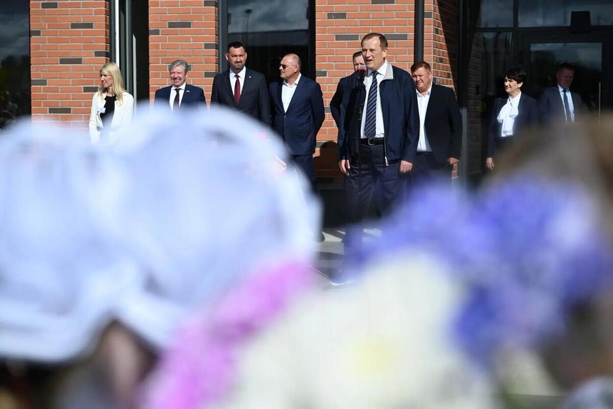 Губернатор Александр Дрозденко открыл в Новоселье новую школу на 550 мест