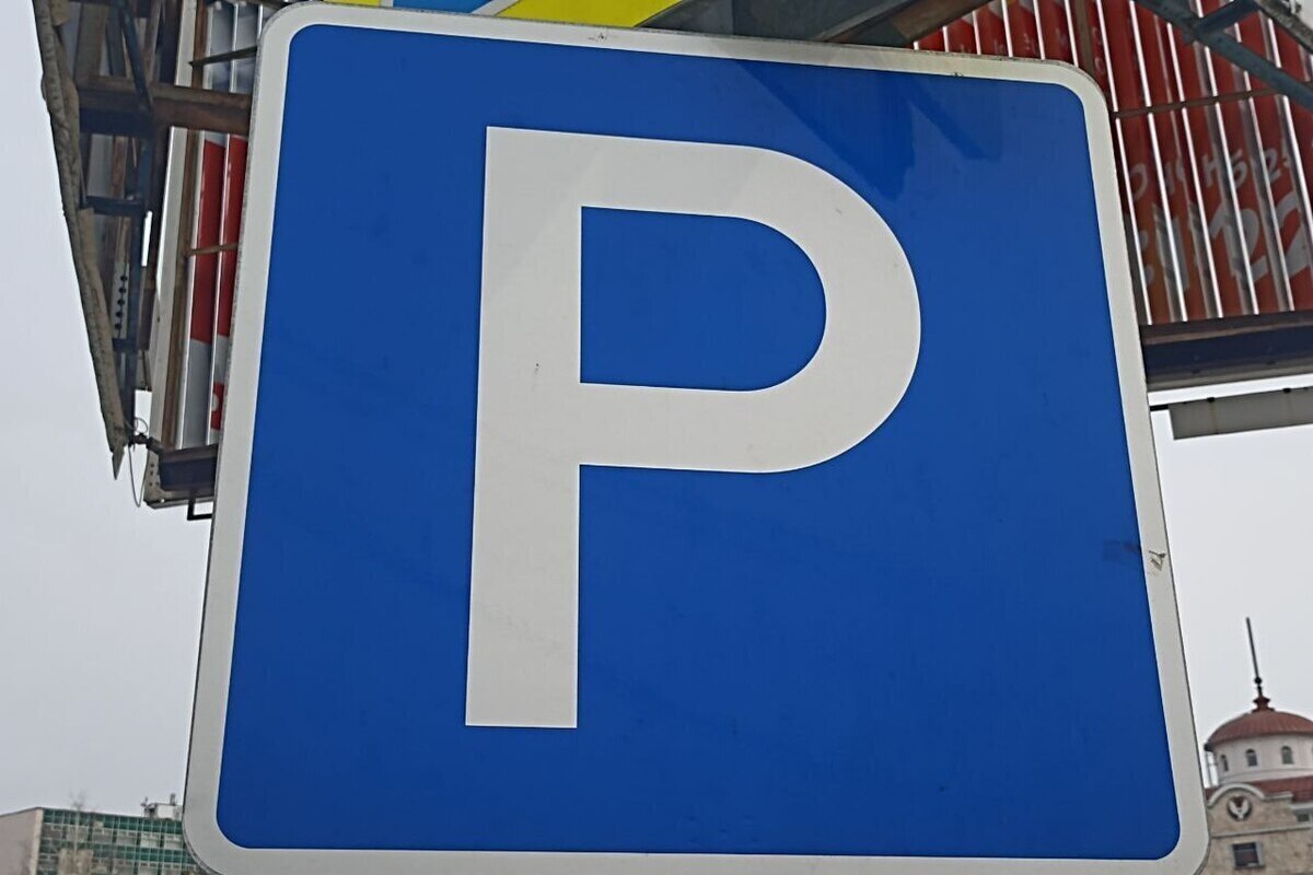Петербуржцев почти в 12 раз реже стали наказывать за парковку на газонах