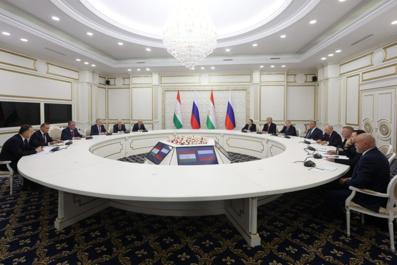 Путин встретился с Рахмоном на саммите ШОС в Бишкеке