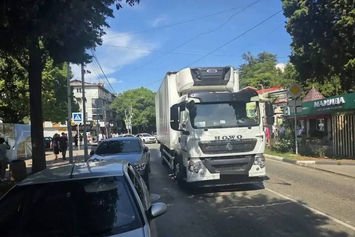 В Сочи пенсионерка погибла под колесами рефрижератора