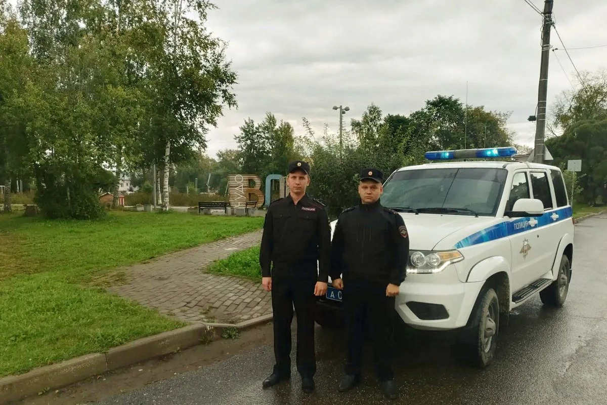 Полицейские в Чудовском округе помогли маме с малышом попасть домой