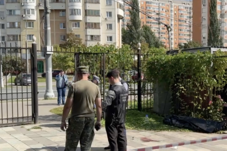 Раскрыта личность напавшего на людей с лопатой у храма в Москве