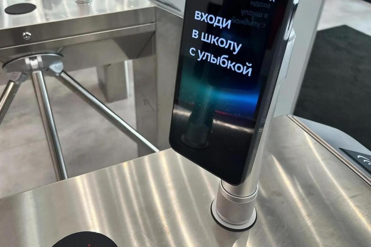 В 10 школах Ленобласти ввели пилотный проект: в школу можно войти по улыбке