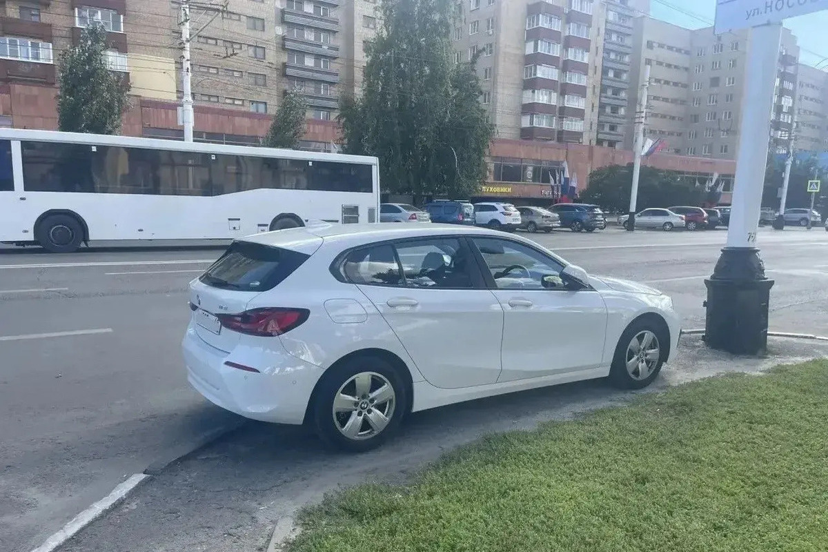 В Тамбове усилили борьбу с парковкой на тротуарах и газонах