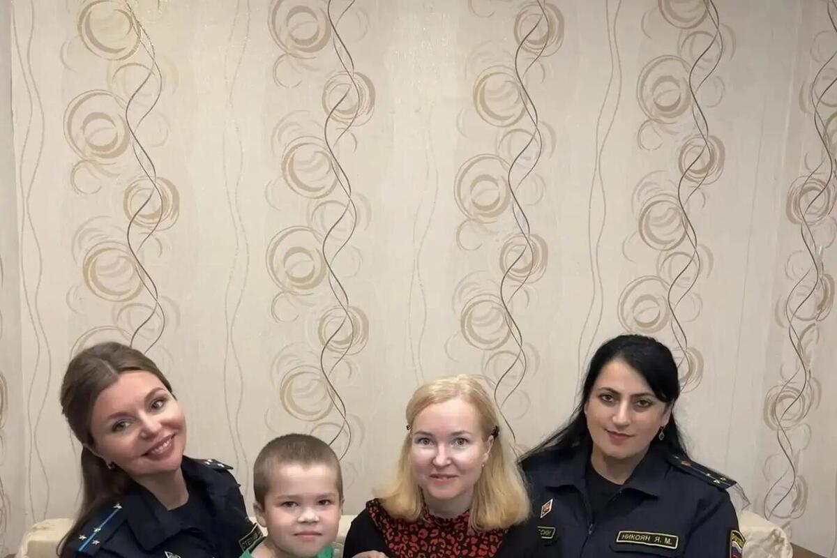 Судебные приставы подарили будущему первокласснику частичку праздника в День знаний