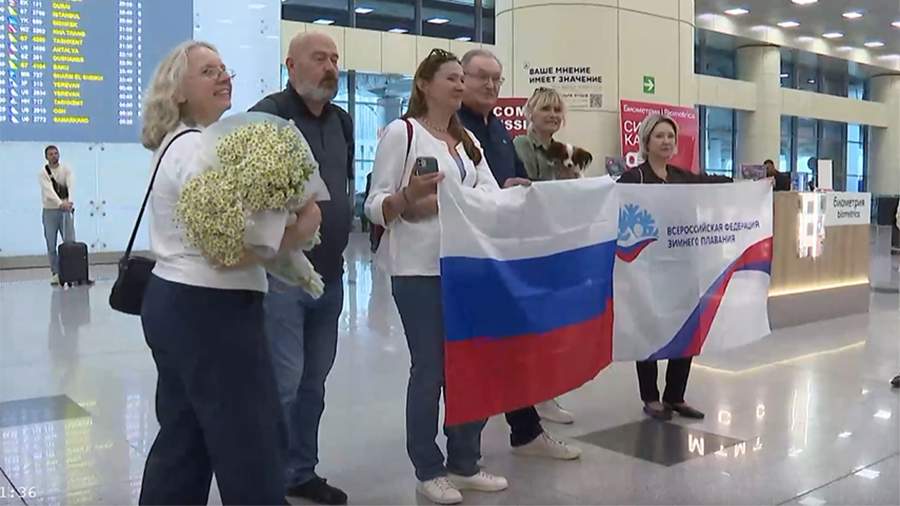 Спортсменов сборной РФ по зимнему плаванию встретили в аэропорту после Кубка мира