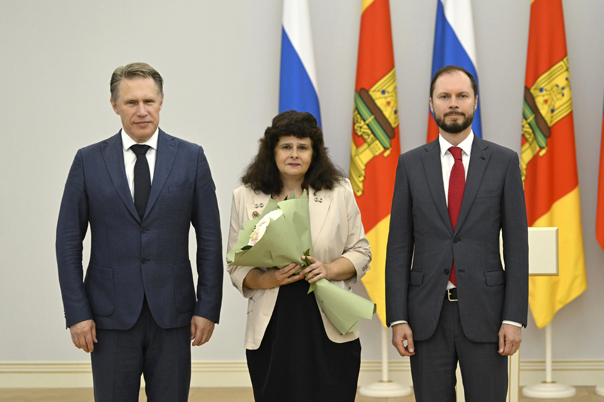 Виталий Королев и Михаил Мурашко вручили награды медикам Тверской области