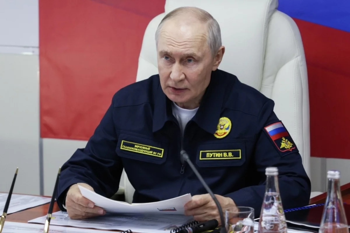 Офицер Дандыкин раскрыл смысл знаков отличия на военно-морской форме Путина