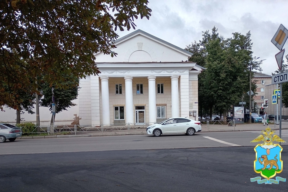 В Великих Луках раскрыли кражу из бывшего кинотеатра на 270 тысяч рублей