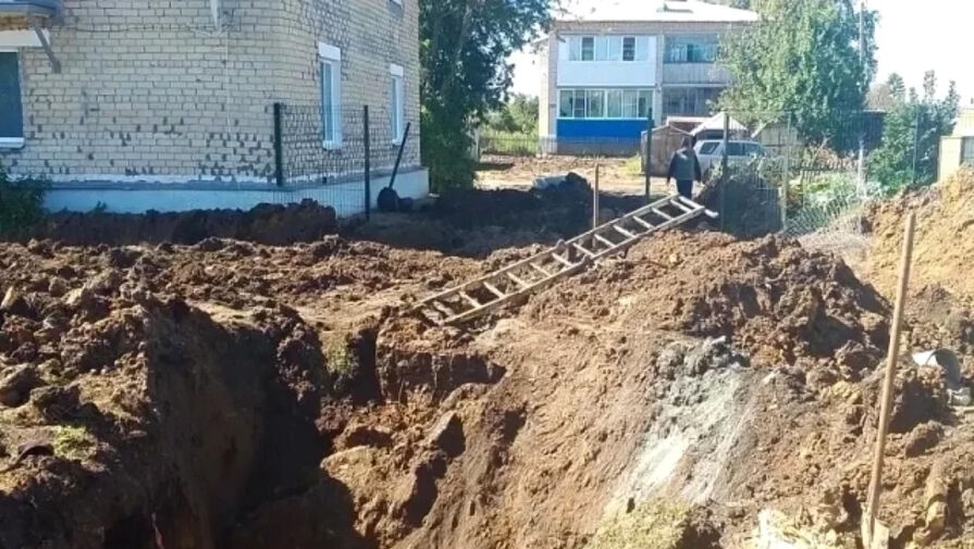 На Урале двух рабочих засыпало землей при прокладке труб