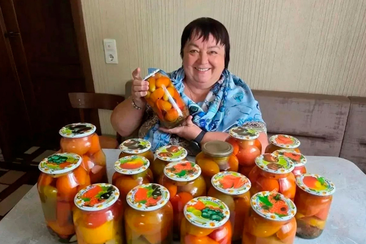 Липецкая активистка собирает урожай и консервирует для бойцов