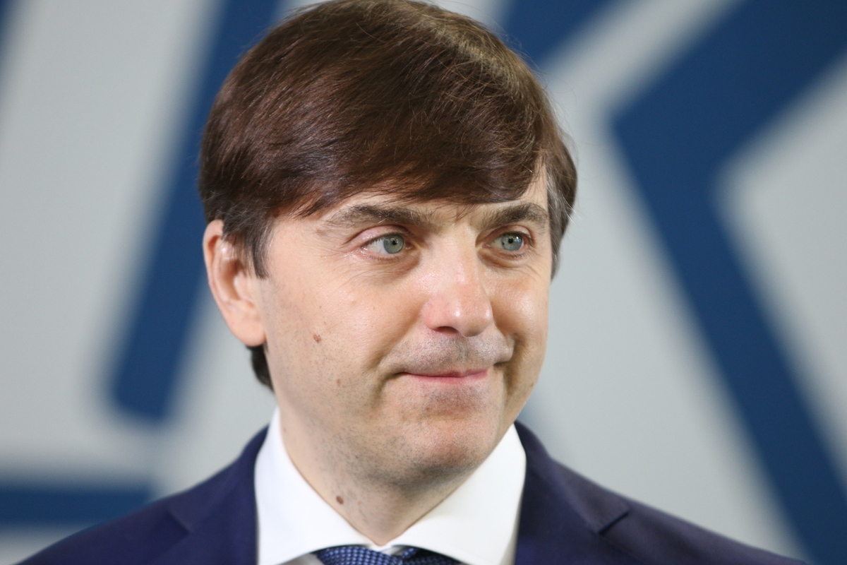 В Минпросвещения РФ объяснили запрет на использование телефонов на уроках