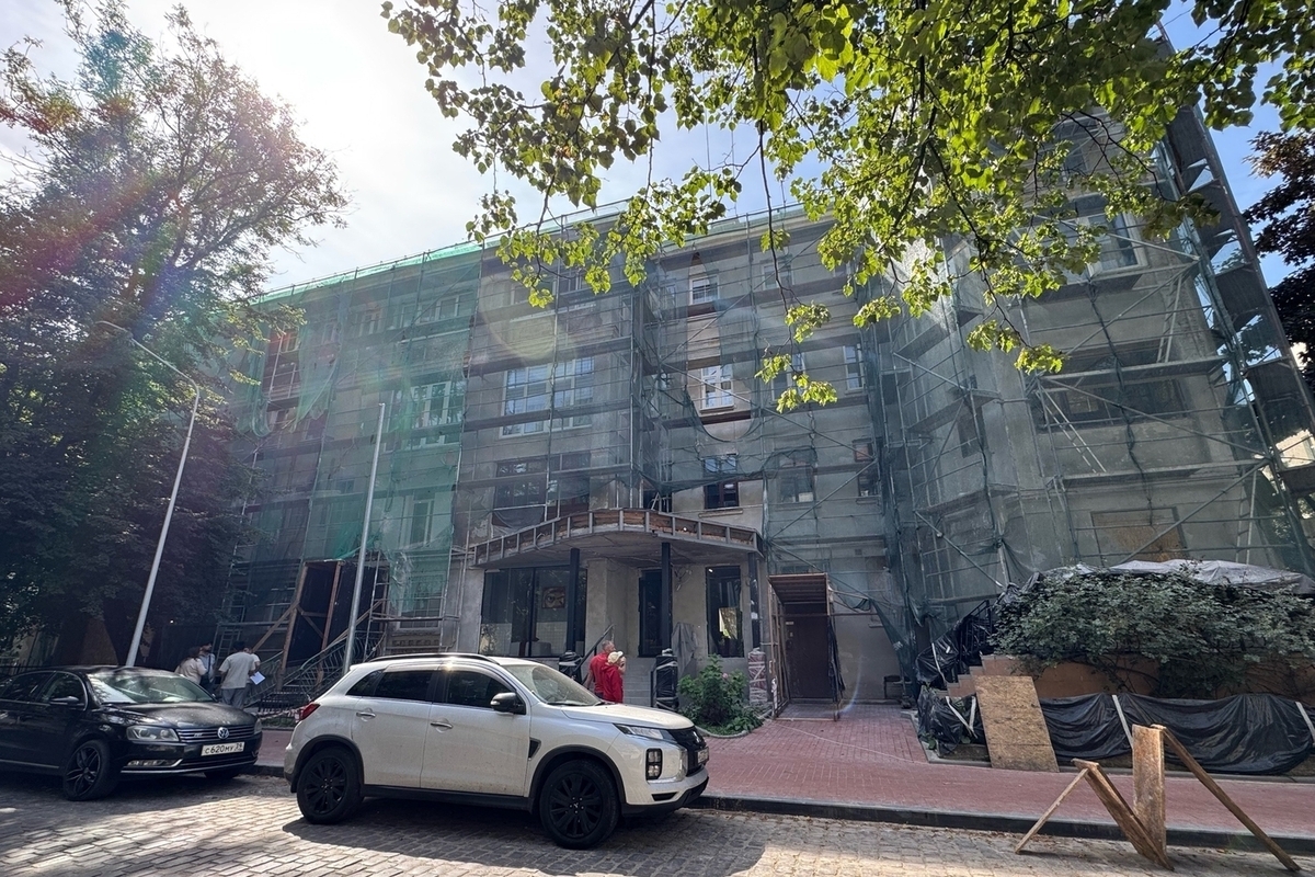 Под штукатуркой калининградского дома обнаружили спрятанную часть фасада