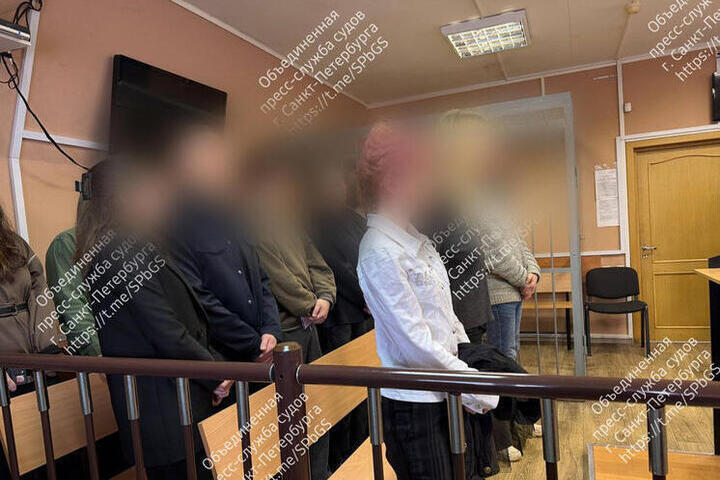 Суд смягчил приговор участникам эротической фотосессии на Большеохтинском кладбище