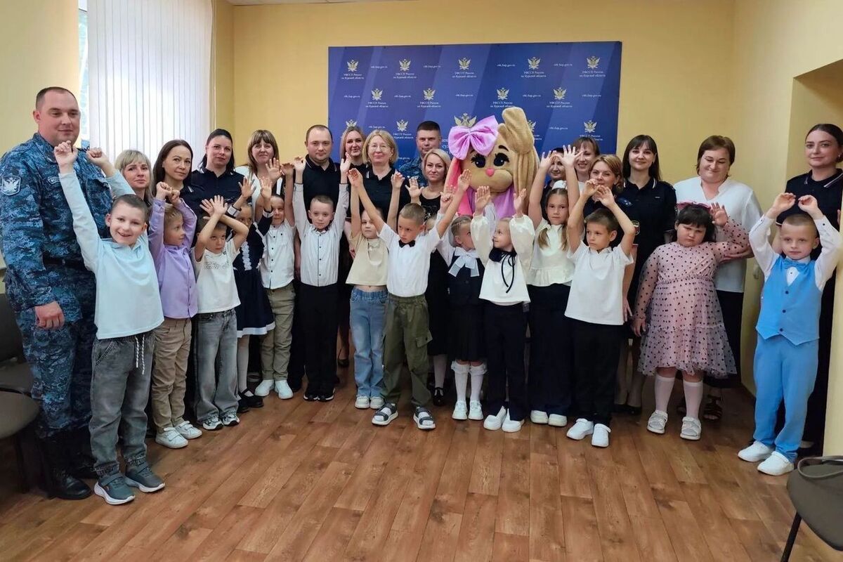 Курские судебные приставы поздравили детей с Днём знаний