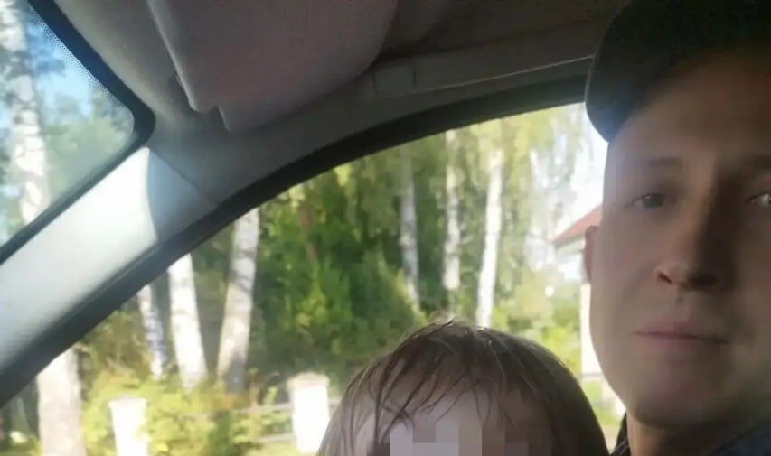 Трехлетнего мальчика в одной футболке нашли на улице в поселке Ленобласти