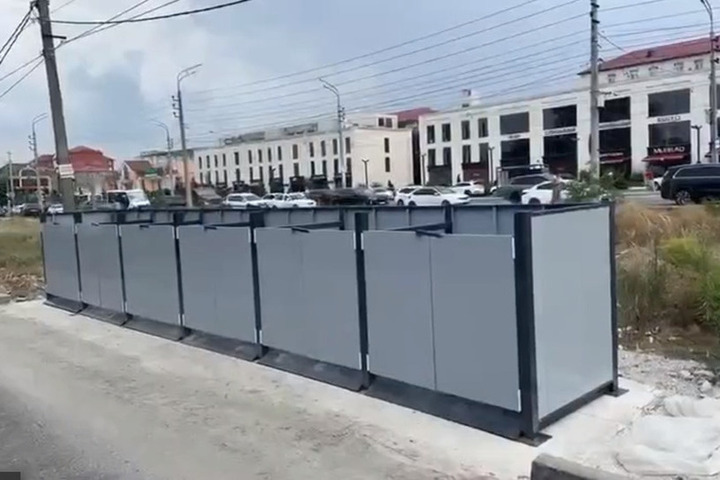 В Махачкале устанавливают новые евроконтейнеры для мусора