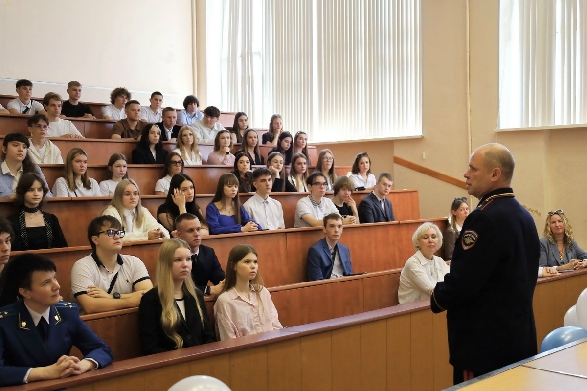 Начальник костромского УМВД поздравил юристов-первокурсников КГУ с Днём знаний.