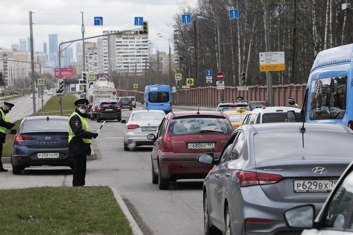 На Октябрьский мост в Ярославле скопилась гигантская пробка