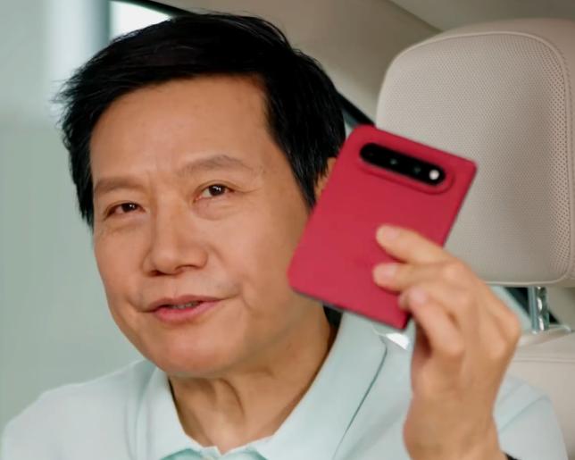 Глава Xiaomi перешёл на смартфон в новом форм-факторе
