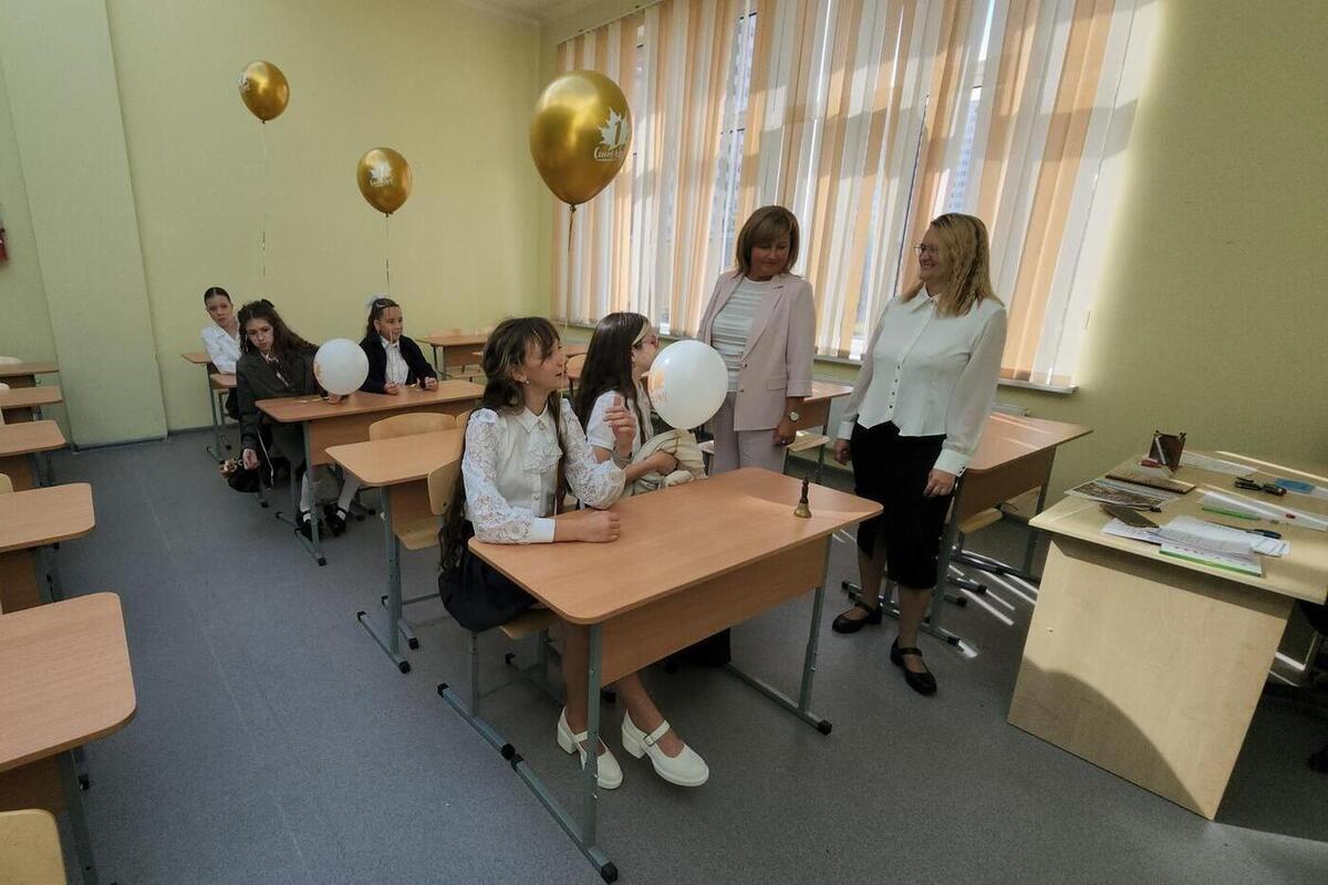 Завод подарил школе № 18 Серпухова новую мебель