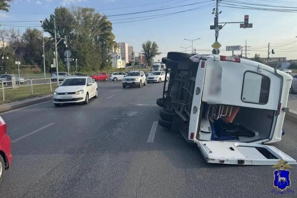 Автомобиль скорой помощи опрокинулся в ДТП в российском городе