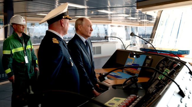 Путин осмотрел танкер-газовоз для проекта "Арктик СПГ — 2"