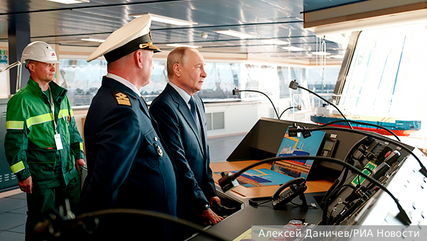 Президент Путин осмотрел строящийся танкер-газовоз «Петр Столыпин»