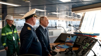 Путин осмотрел танкер-газовоз «Пётр Столыпин»