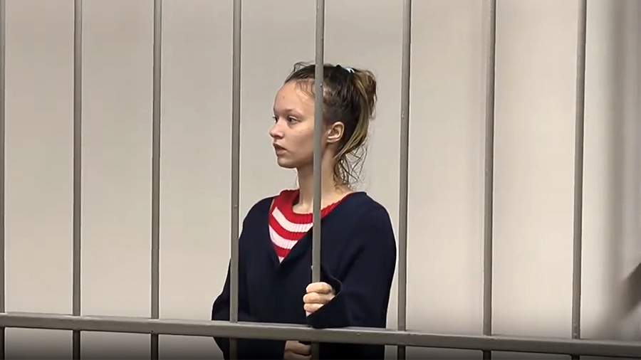 Дело прошедшей голой по Москве треш-блогерши Брагиной поступило в суд