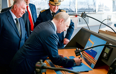 Путин расписался на фотографии строящегося танкера-газовоза "Петр Столыпин"