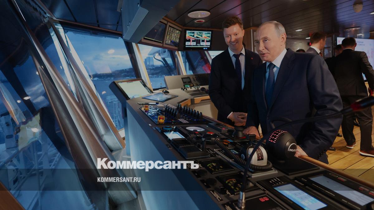Путину показали строящийся газовоз «Петр Столыпин» для проекта «Арктик СПГ-2»