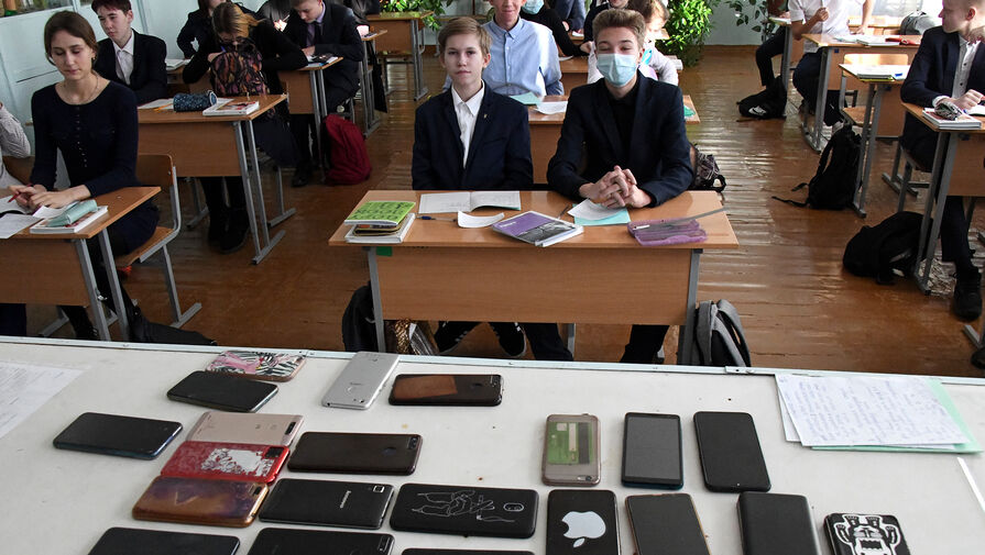Психолог объяснила, как на детях скажется запрет на смартфоны в школе