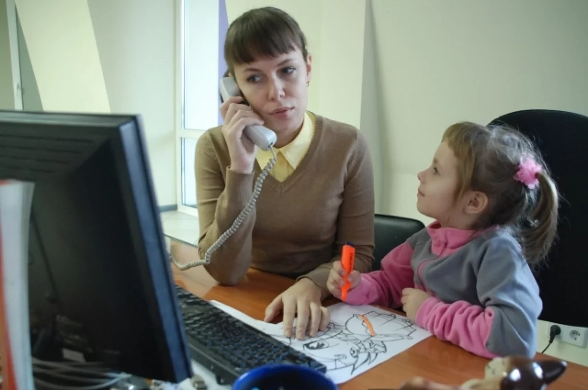Специалист Романова объяснила, можно ли привести ребёнка на работу