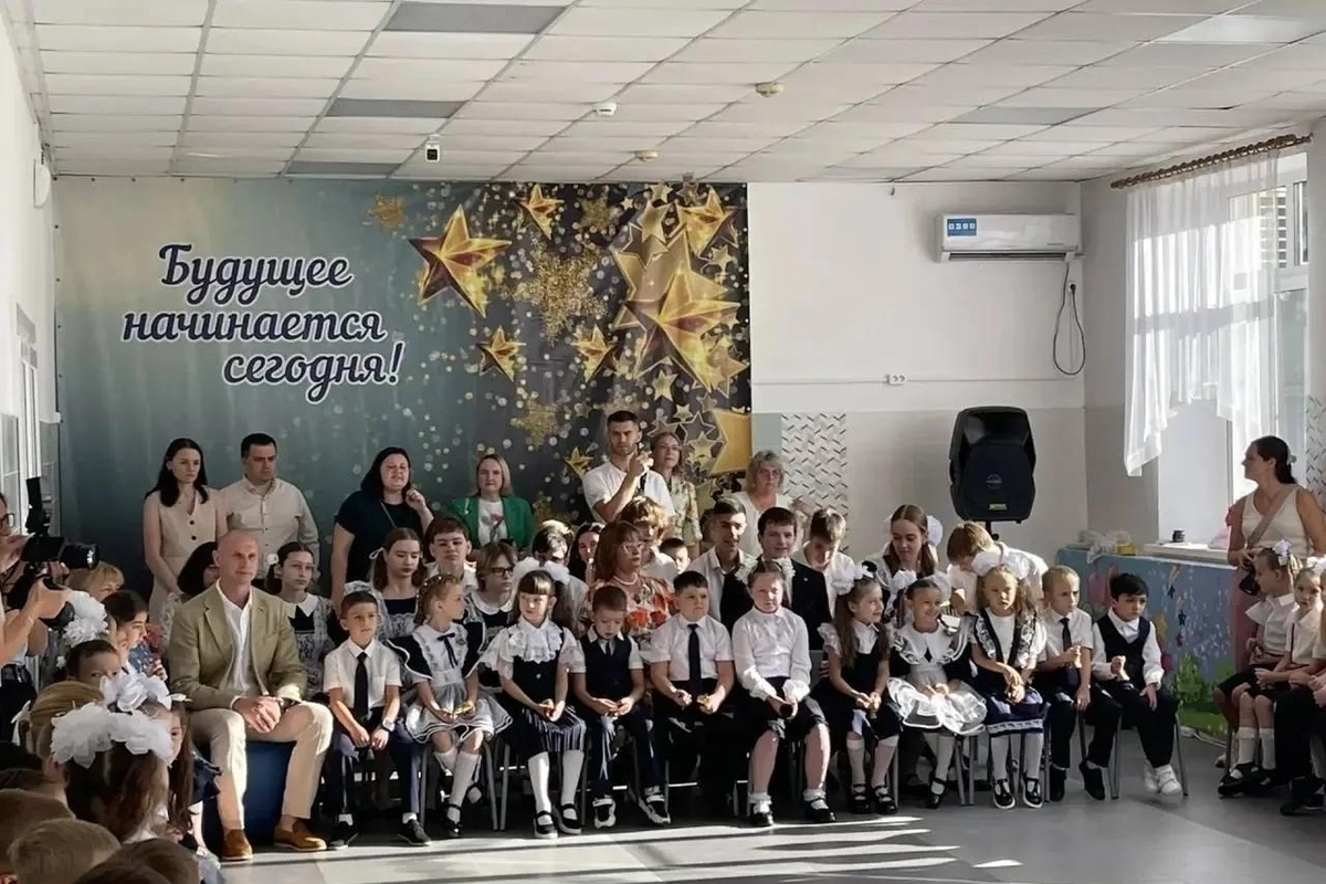 День знаний в 30-й школе: депутат Максим Яковенко встретился с педагогами и учениками