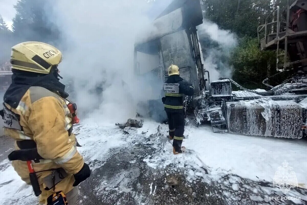 Грузовик загорелся на дороге в Тверской области