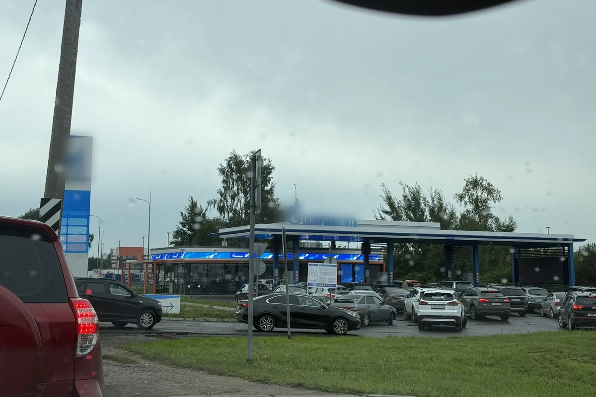 На севере Петербурга снова нет бензина, а там, где есть — очереди
