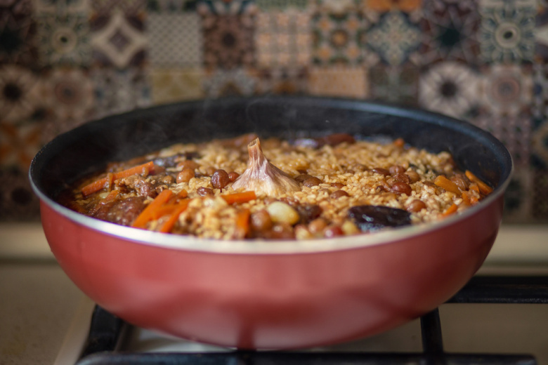 Сделала плов в обычной кастрюле — рис рассыпчатый, мясо мягкое, семья довольна
