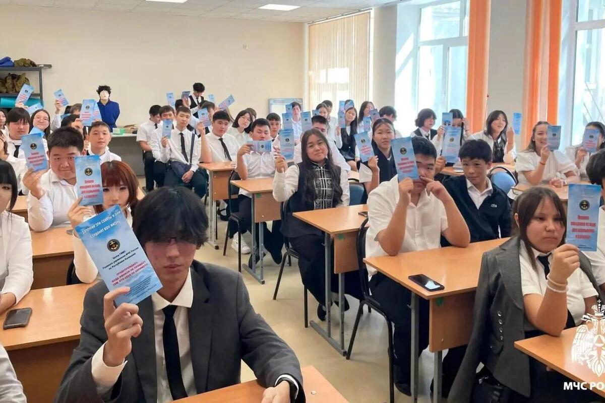 Спасатели Калмыкии провели для школьников уроки безопасности