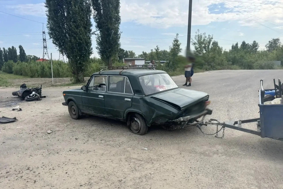 В Мичуринском округе мотоциклист столкнулся с «классикой» на трассе